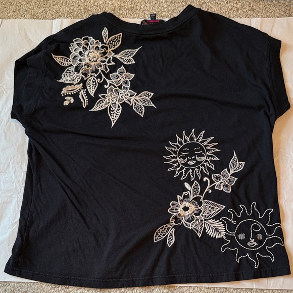 Johnny Was Black Tee with White Embroidery - Picture 4 of 5